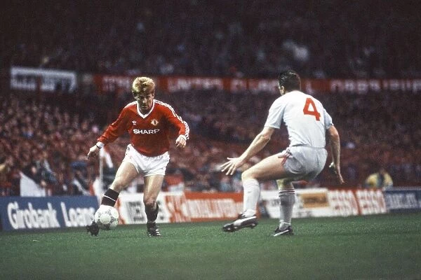 Manchester Uniteds Gordon Strachan with the ball. Manchester United 1-1 Liverpool