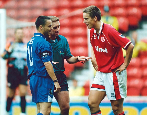 Middlesbroughs Jan Aage Fjortoft and Chelseas Dennis Wise argue with