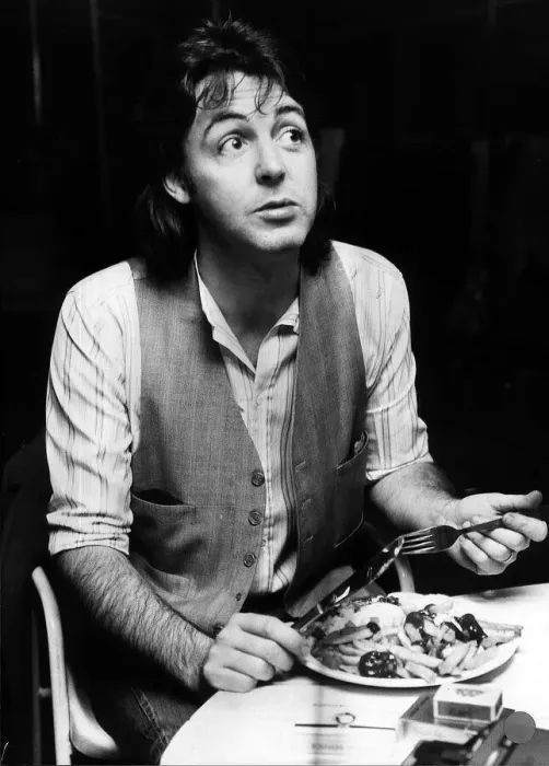 Framed Print : Paul McCartney Eating Fish and Chips Print, November 1977