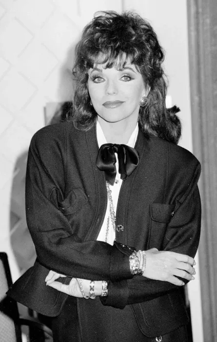 Framed Print : Joan Collins Print, 11 / 10 / 1988 Framed Print : Joan Collins Print, 11 / 10 / 1988