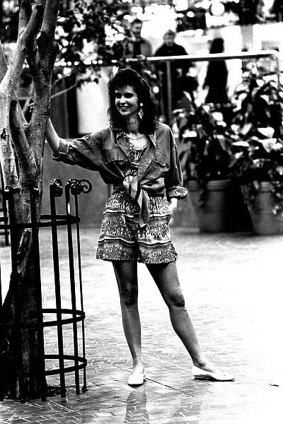 A model wearing a shirt and shorts in March 1987