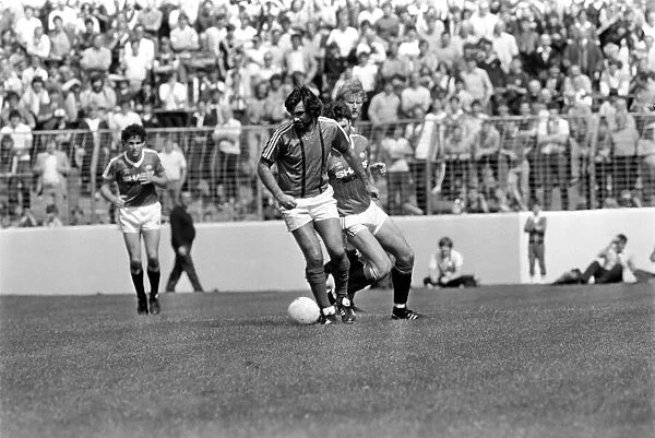 Pre Season Friendly. Glentoran v Manchester United. August 1982 MF08-19-003