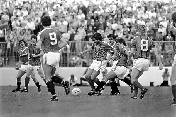 Pre Season Friendly. Glentoran v Manchester United. August 1982 MF08-19-023