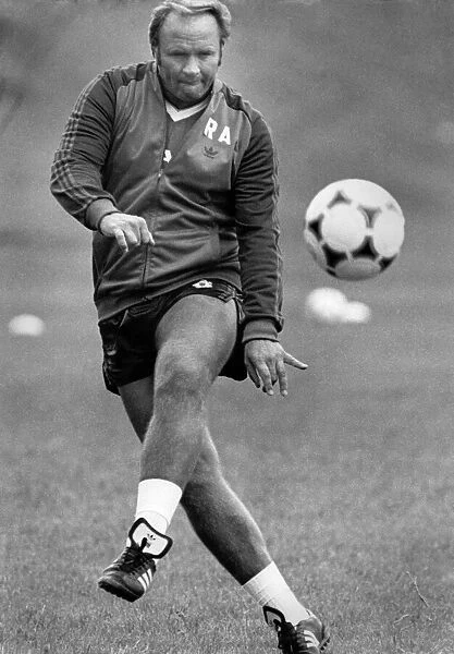 Ron Atkinson on the ball with a precision pass during training. August 1984 P017034