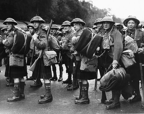 Scottish Highland soldiers leave for France in WW2