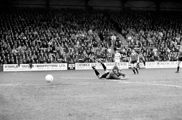 Sport: Football: Queens Park Rangers vs. Manchester United. April 1977 77-02218-001