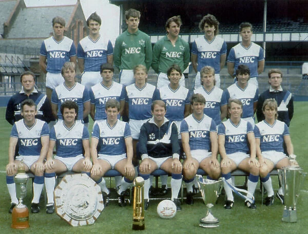 The successful 1985 Everton team pose for a group phototgraph with their manager Howard