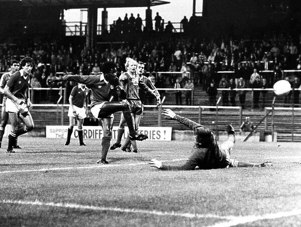 ) watches as Dave Bennett scores against Hereford goalkeeper John Jackson. Aug 1982