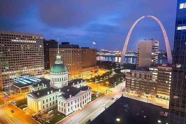 St. Louis, Missouri, USA downtown cityscape with the arch and courthouse at night