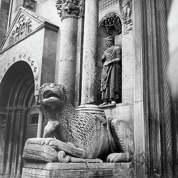 A column-bearing lion, detail of the faade of the Cathedral of San Donnino in Fidenza, Parma