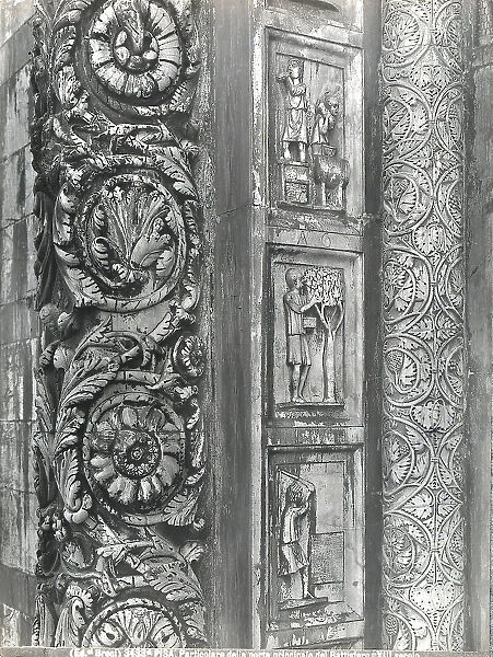Detail of a column decorated with acanthus-shaped spiral motifs, located in the main door of the Baptistery of Pisa