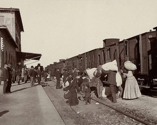 Emigrants leaving from the station in Florence