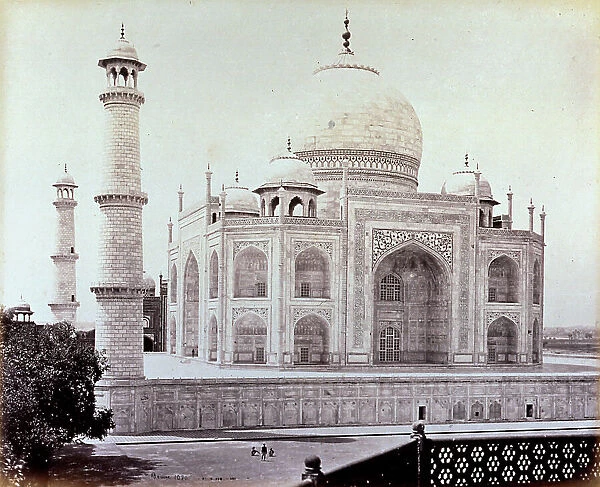 Fascinating view of the Taj Mahal near Agra (India)