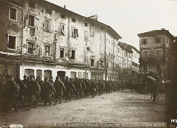 First World War: soldiers of the troops 58 of the Austrian invasion in a street in Gorizia, Photography of the Austro-Hungarian Empire