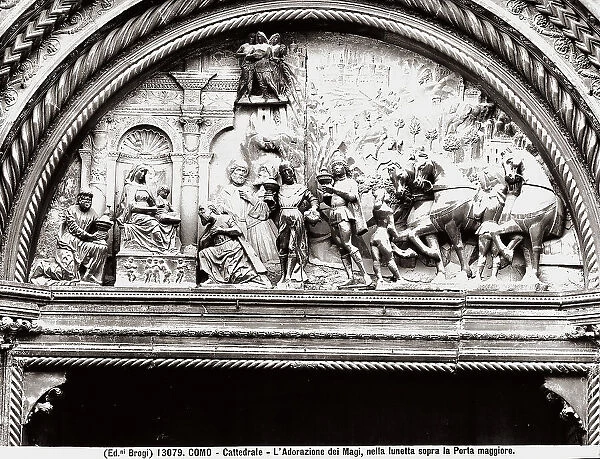 Lunette sculpted with the Adoration of the Magi. The work was realized by the Rodari family and is located above the main door of the Cathedral in Como