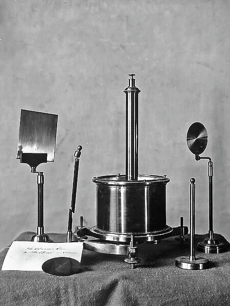 Relics of the physician Macedonio Melloni: electrometer with accessories. The picture was taken during the Exhibition of Science History in 1929, in Florence
