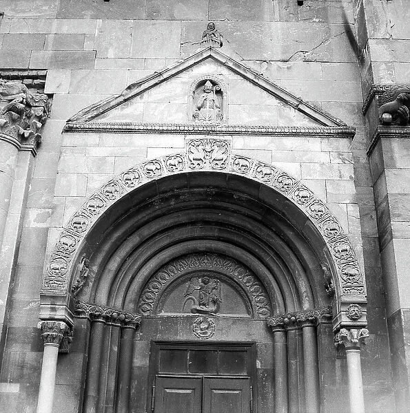 Southern portal with reliefs of the humble Raimondino and San Donnino, Benedetto Antelami (act. 1178-1233) and school, Cathedral of San Donnino, Fidenza