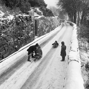 Children in the snow a054098