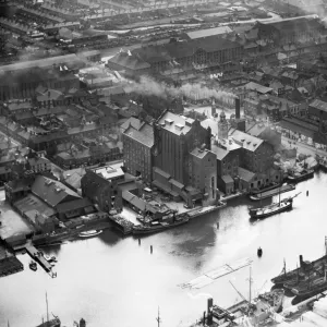 Grimsby Docks 1933 EPW042806