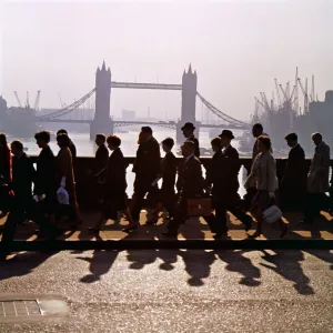 Pedestrians on London Bridge FF003475