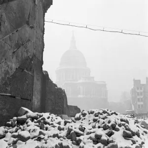 St Pauls Cathedral in bomb damaged surroundings a093716