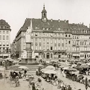 Altmarkt Dresden with market in progress