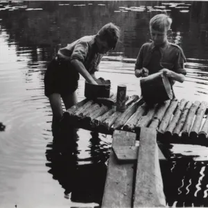 Dutch scouts washing up in a river, Holland