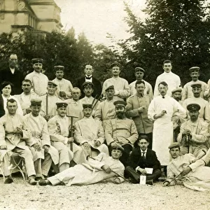 German convalescent soldiers with hospital staff, WW1