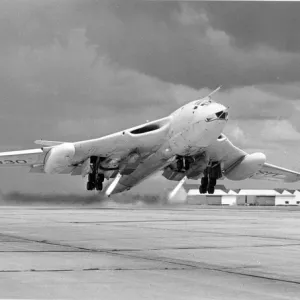 Handley Page Victor B1 XA930 taking off from Hatfield