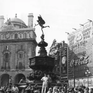 Hippies / Piccadilly 1969