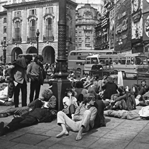 Hippies / Piccadilly 1969