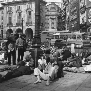 Hippies / Piccadilly 1969