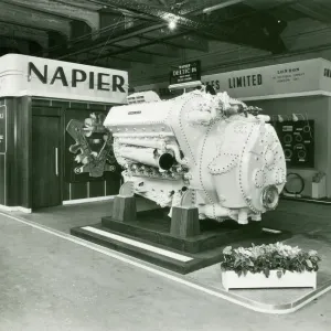 Moteur à essence de type Napier Deltic, 18 unités et une puissance totale de 2500 chevaux Moteur à essence de type Napier Deltic, 18 unités et une puissance totale de 2500 chevaux