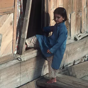 Kashmir, Srinagar, Dal Lake. A little girl with bare feet