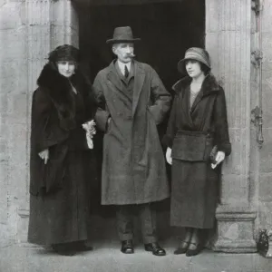 Lady Elizabeth Bowes-Lyon with her parents