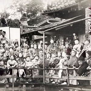 Large group of Japanese children in festival dress, Japaan