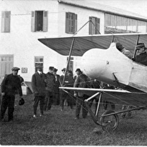 Perreyon demonstrates the Bleriot XL in the summer of 1913