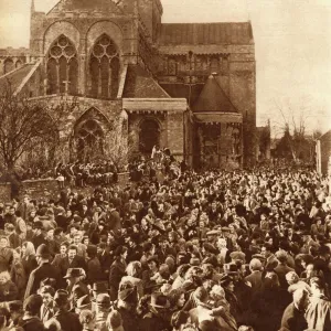 Royal Wedding 1947 - crowds at Romsey