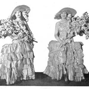 Two showgirls in James Kleins Tausend Nackte Frauen (A Thousand Naked Women)