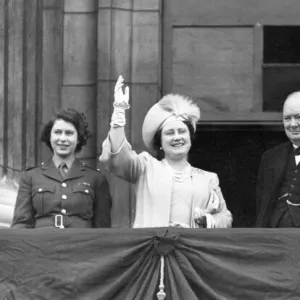 VE Day - royal family and Churchill on balcony