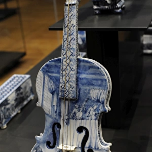 Violin. Faience. Delft, 1705-1710