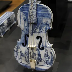 Violin. Faience. Delft, 1705-1710