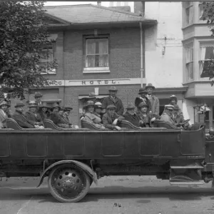 La charabanc vintage di Britannia fu esterna al Victoria Temperance Hotel sul Nuovo Canale a Salisbury La charabanc vintage di Britannia fu esterna al Victoria Temperance Hotel sul Nuovo Canale a Salisbury