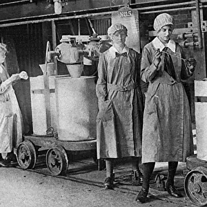 Women workers manufacturing synthetic phenol, WW1