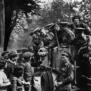 WW1 - British Tommies welcomed on arrival in France