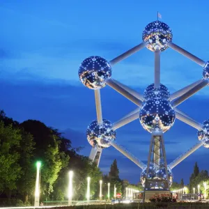 1958 World Fair, Atomium model of an iron molecule, illuminated at night