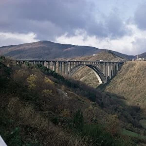 Autostrada del Sole bridge at Aglio spanning valley