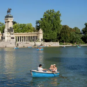 Boating lake, Retiro, Alfonso XII Monument, Madrid, Spain, Europe