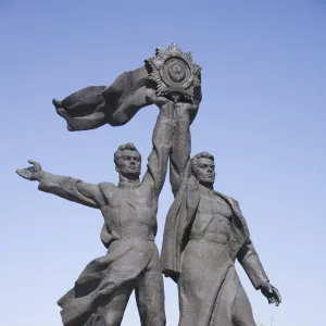 Bronze figures of a Russian and a Ukrainian worker