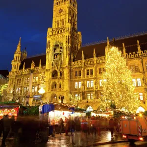 Christmas Market in Marienplatz and the New Town Hall, Munich, Bavaria, Germany, Europe